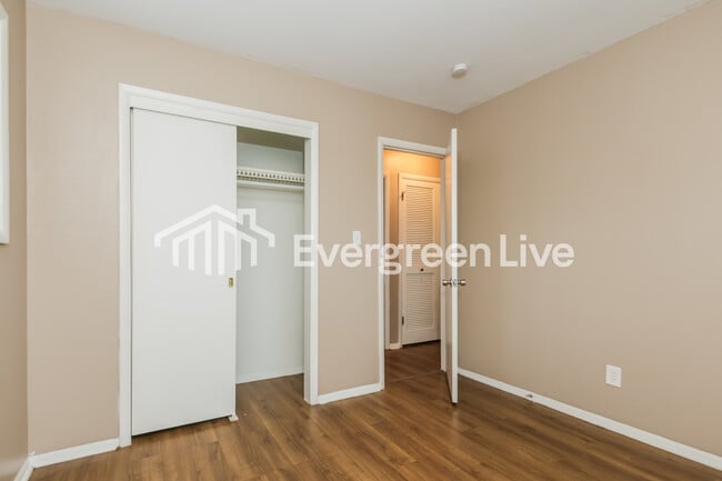 Building Photo - 603 W Martindale Rd