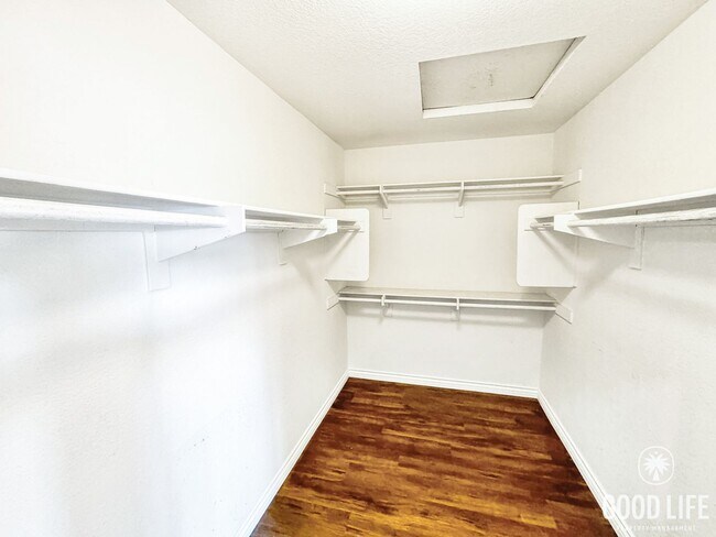 Building Photo - Great 4B/2.5BA House in Vista!