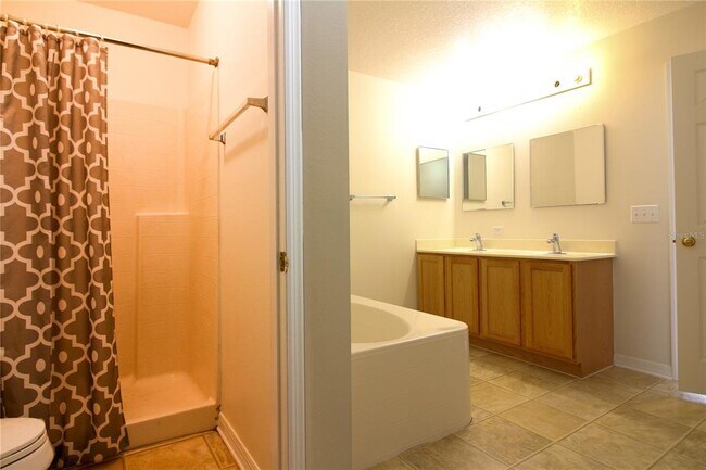 Building Photo - 1222 Myopia Hunt Club Dr