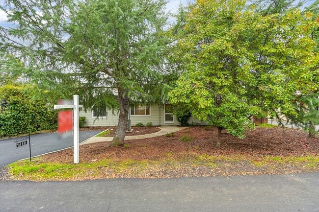 Building Photo - Charming 3 Bedroom, 2 Bath Home Close to Town