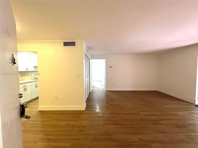 Building Photo - 10822 N Kendall Dr
