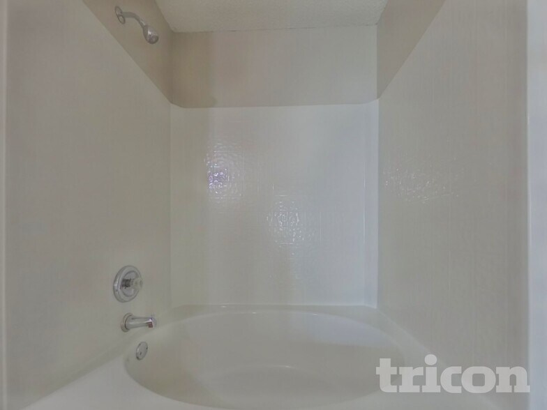 Building Photo - 404 Castle Ridge Dr