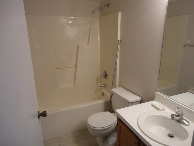 Building Photo - 2bedroom/2 bath condo in Rockwood Villas.