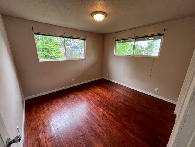 Building Photo - 4 Bedroom Milwaukie Home