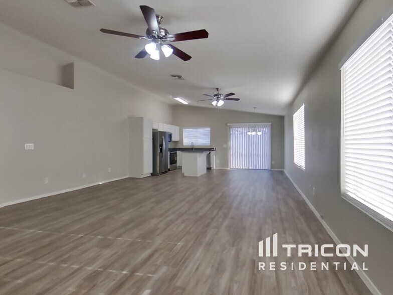 Building Photo - 8832 W Manzanita Dr