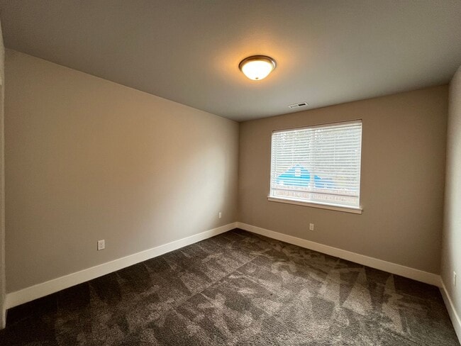 Building Photo - Beautiful and Newer 4 Bedroom 2.5 Bathroom Craftsman attached House close to the Columbia River! ...