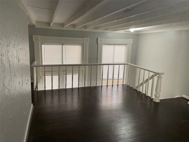 Building Photo - 2116 The Strand