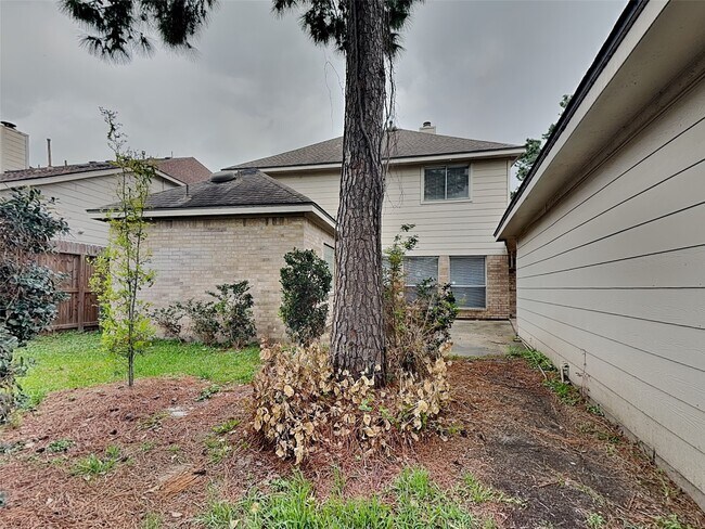 Building Photo - 11911 Lakewood Hills Dr