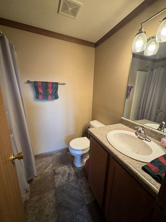 Building Photo - 3 BEDROOM | 2 BATH | GARAGE | SOUTH