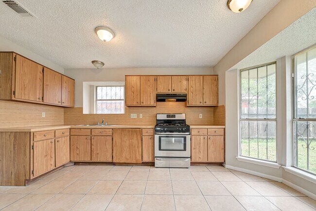 Building Photo - 4-bedroom, 2.5-bathroom Convenient Southeast Houston Home Near Medical Center & Major City Access