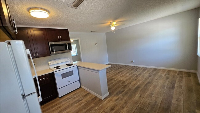 Building Photo - 416 Lakeside Dr