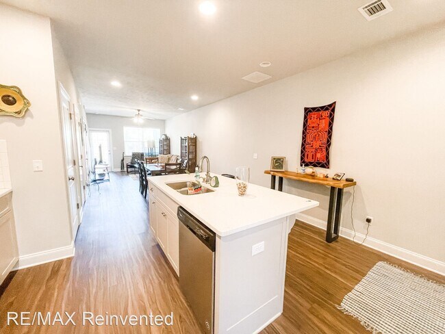 Building Photo - 2 br, 2.5 bath House - 692 Red Cedar Court