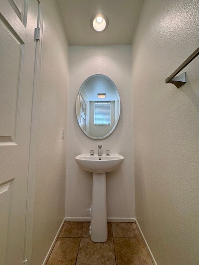 Building Photo - Spacious 3 Bedroom 2.5 Bathroom Condo in t...