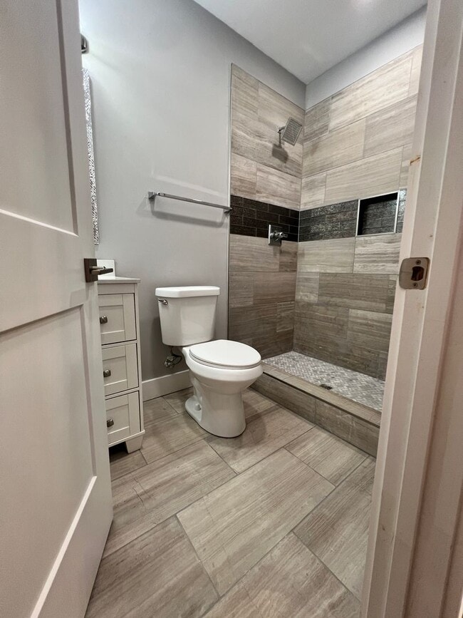 Building Photo - 6 Bedroom in Fort Sanders w/ Ensuite Bathr...