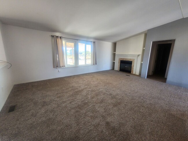 Building Photo - Sunmore Estates Large 3 Bedroom 2 bath Home