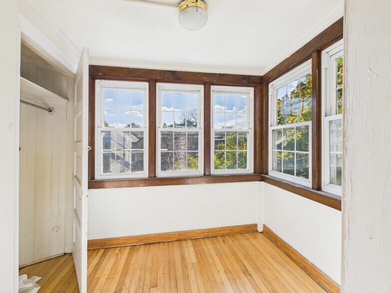 Building Photo - 1541 W Barry Ave