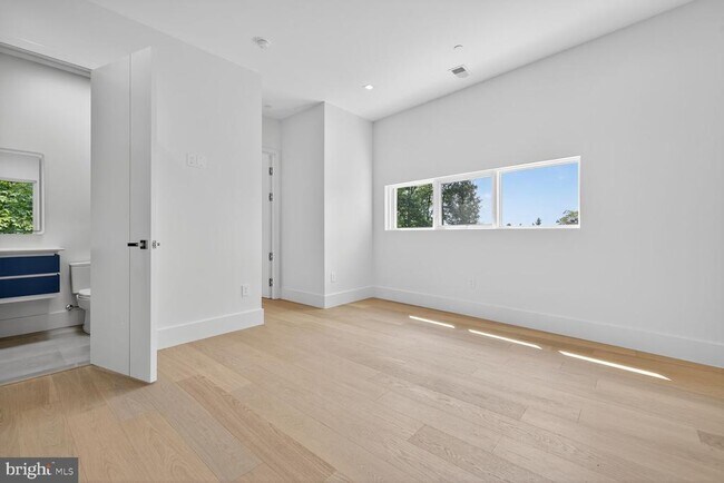 Building Photo - 4509 Foxhall Cres NW