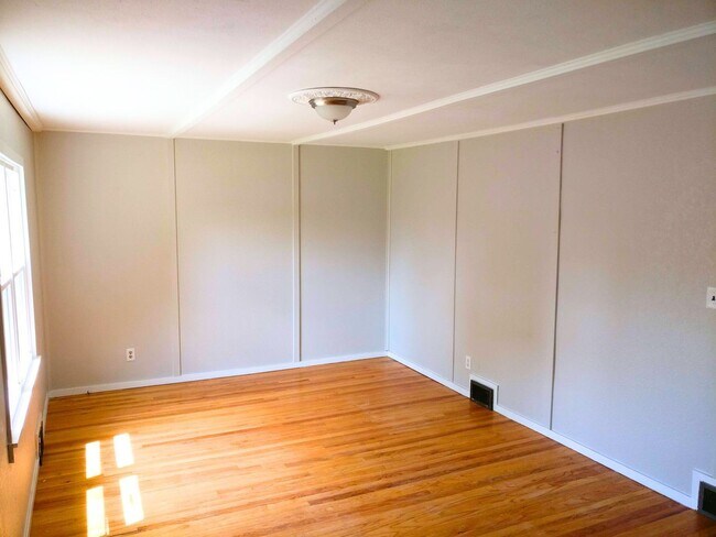 Building Photo - 4-Bedroom Home for Rent Summer 2026