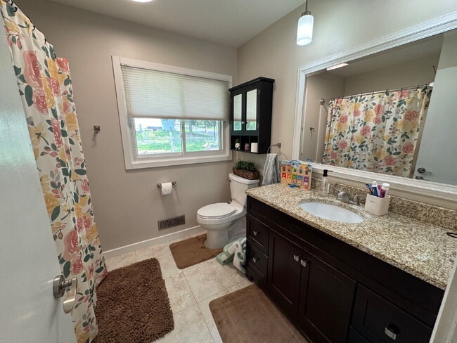 Building Photo - "Experience Elegant Living: 4-Bed Home with Granite Touches & Cozy Fireplace in Cottage Grove!"