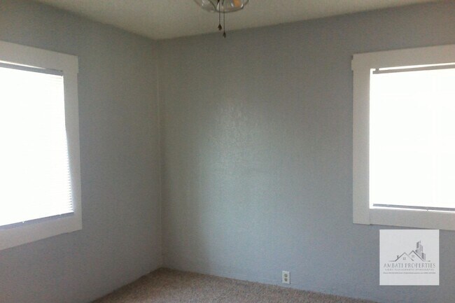 Building Photo - Cute Traditional. 3 Bedroom 1 bath home in Tower District.