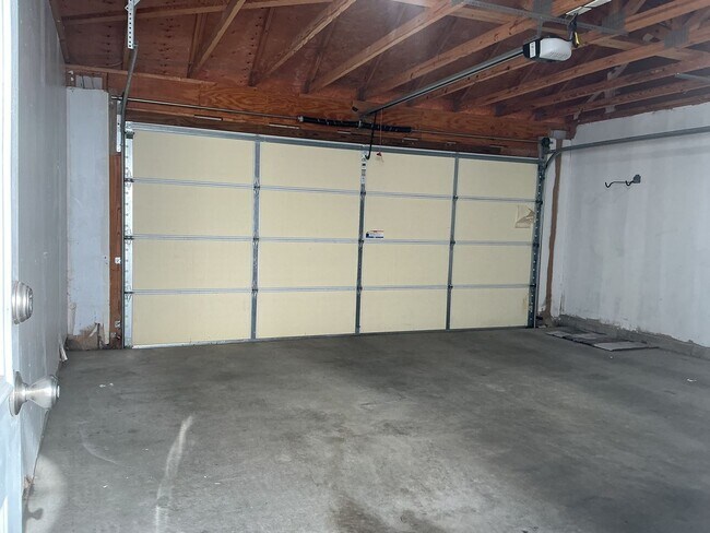 Building Photo - Beautiful 3 Bedroom, 2.5 Bath Townhouse in...
