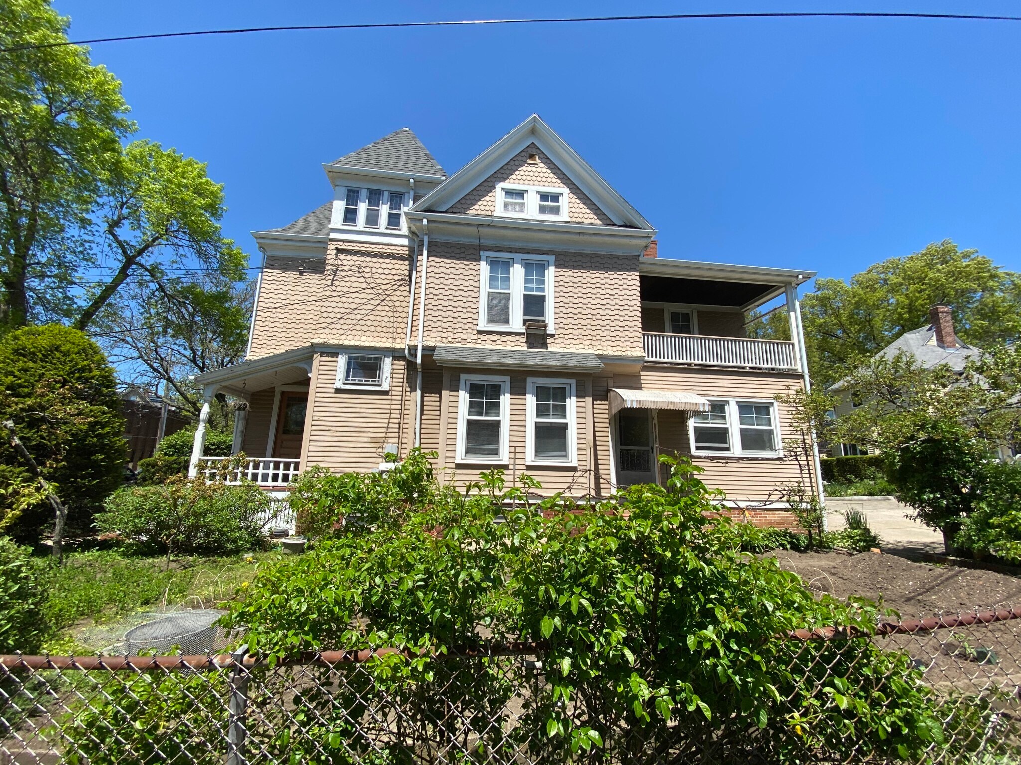 Building Photo - 211 Holland St