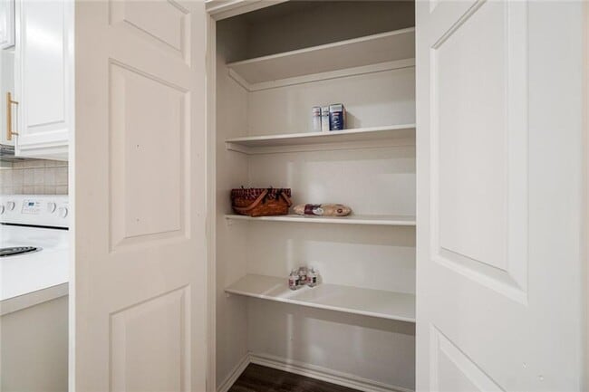 Building Photo - Absolutely Adorable, 2 bed, 2 bath, 2 car + study