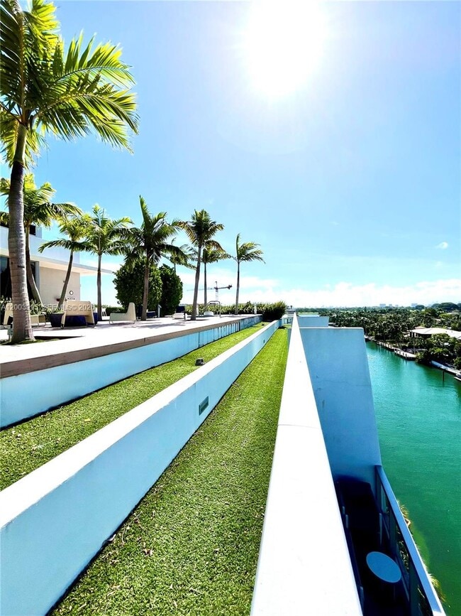 Building Photo - 9940 W Bay Harbor Dr