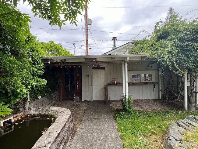 Building Photo - Cozy 2 Bedroom Home