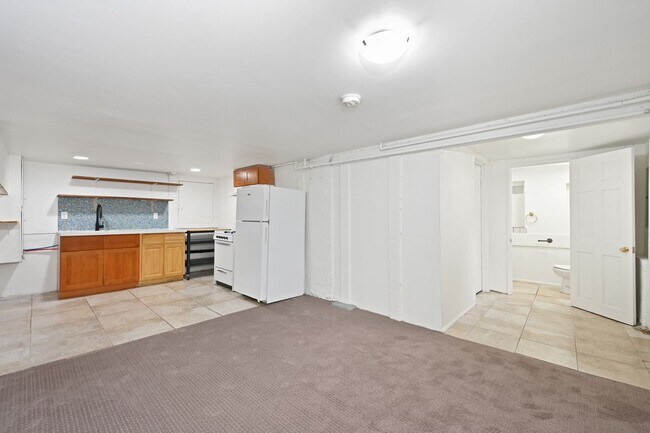 Building Photo - 5516 20th Ave NE