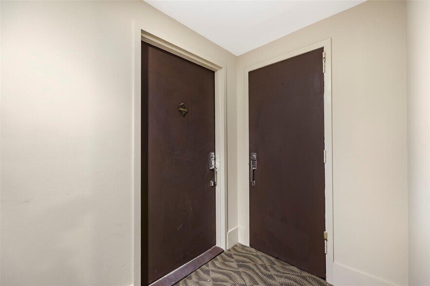 Building Photo - 1420 Brickell Bay Dr