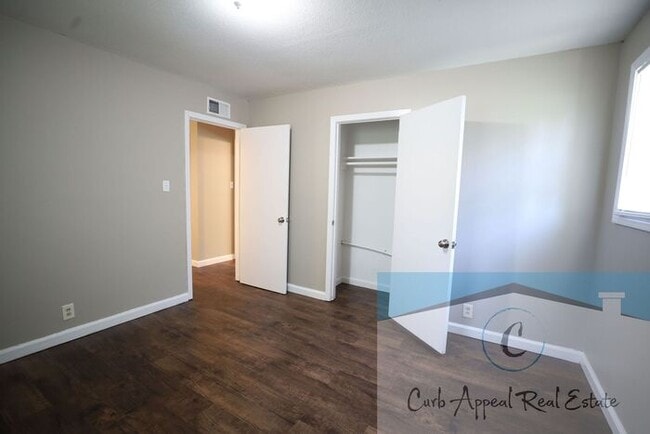 Building Photo - Move in special $600!! Recently renovated 3 bed 1 bath home with fenced yard and a bonus space! -...