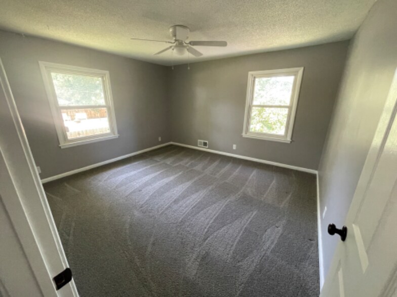 Building Photo - 106 W 8th St