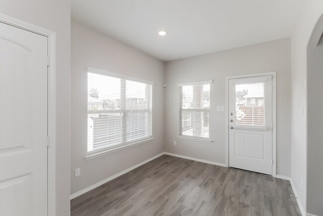Building Photo - 1565 Acmite Ave
