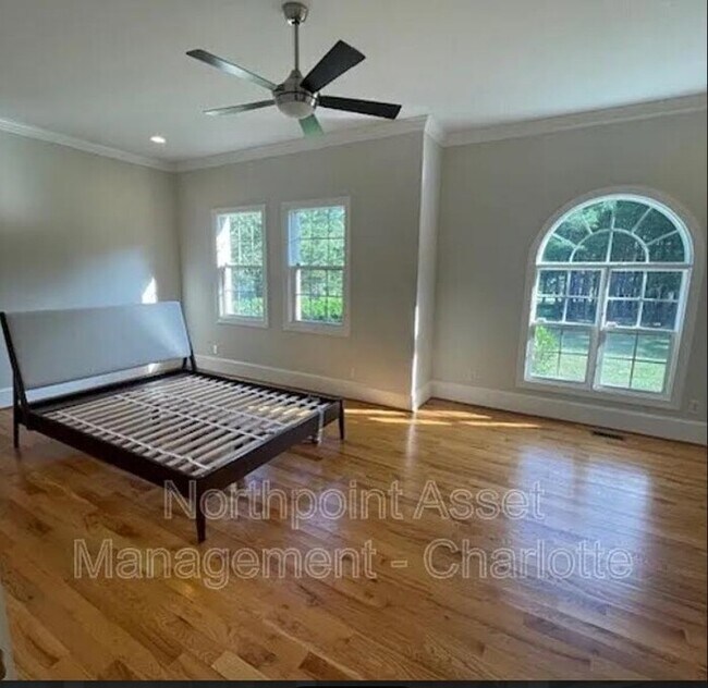 Building Photo - 3 bedroom custom home on tons of acreage w...