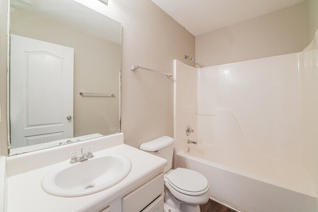 Building Photo - 4809 Camelot Dr