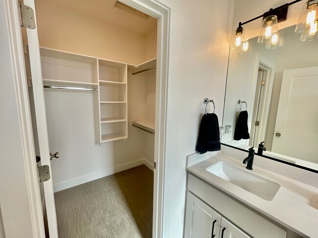 Building Photo - Beautiful Three Bedroom Townhome in Woodland Estates