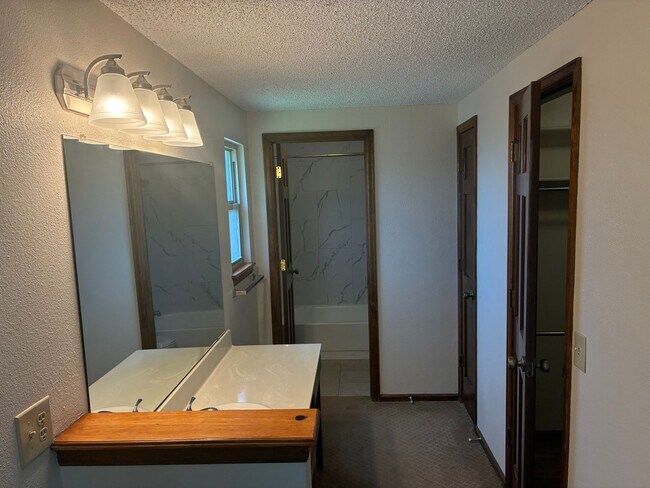 Building Photo - Beautiful 3-Bedroom, 3-Bath Home With Grea...