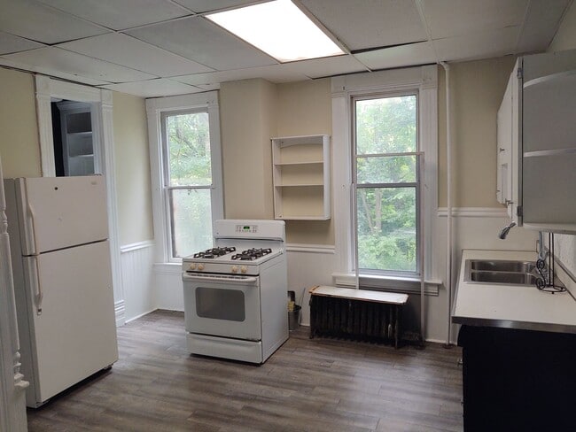 Building Photo - Very Large 4 Bedroom 2 Bath House