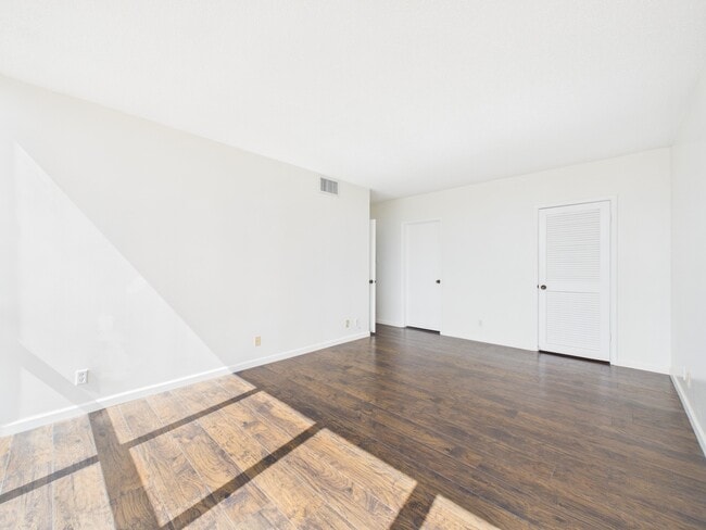 Building Photo - 5001 Woodway Dr