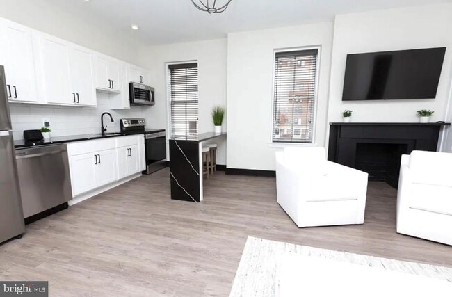 Building Photo - 13 E Read St