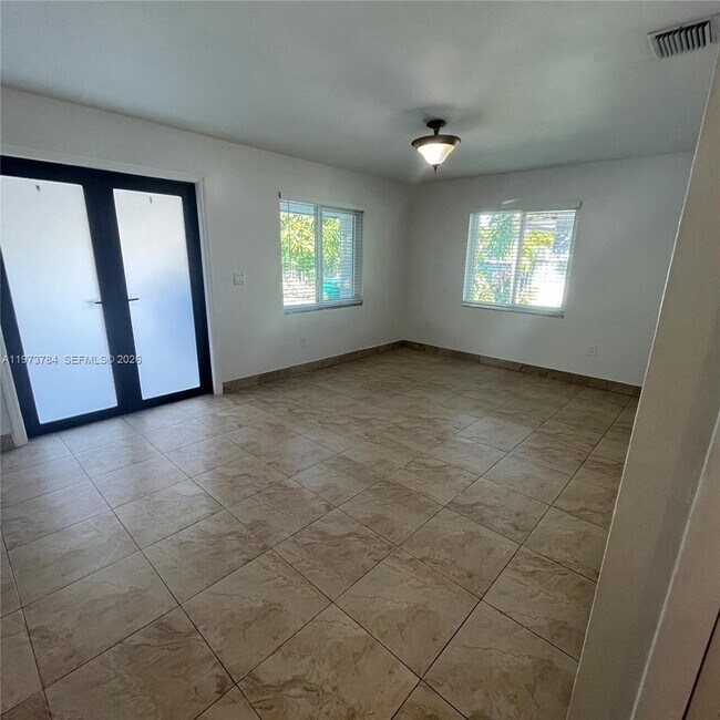 Building Photo - 3156 SW 16th St