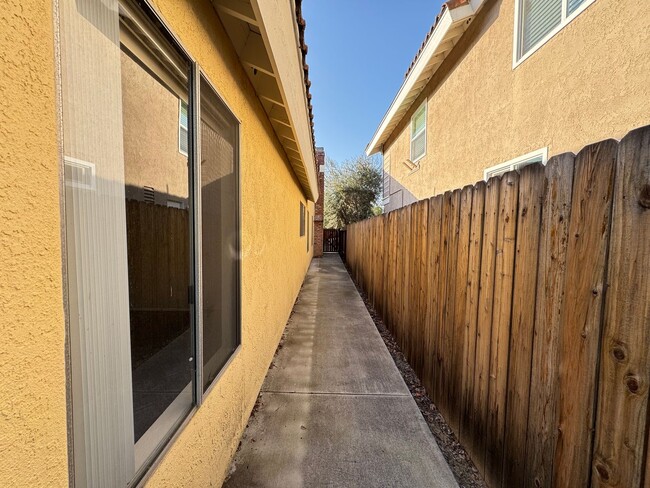 Building Photo - Beautifully Maintained 4Bd/2Ba Home w/Large Back Yard and Fruit Trees!