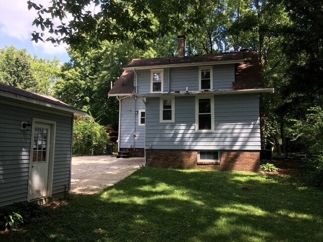 Building Photo - AVAILABLE FOR AUGUST 2026!  Large house near KRANNERT!