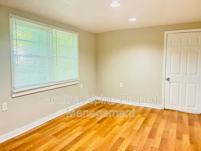 Building Photo - 407 Digh St