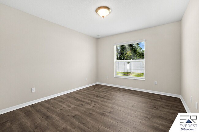 Building Photo - 10 Lysander Ln