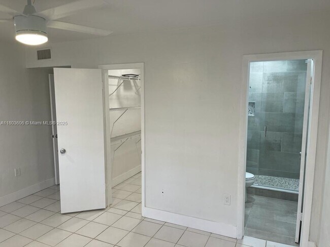 Building Photo - 9352 SW 77th Ave