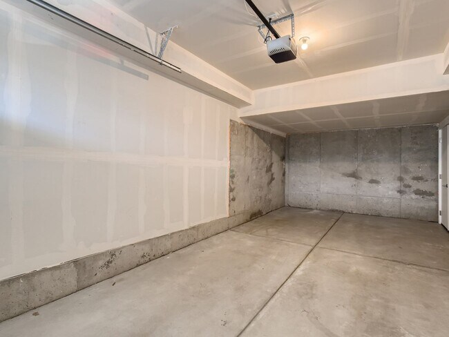 Building Photo - New Townhome with Private Patio