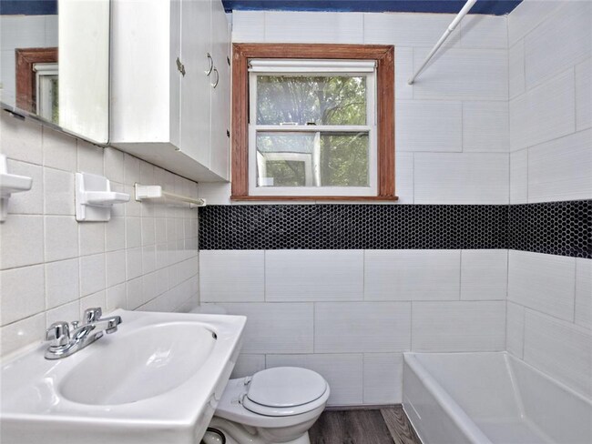 Building Photo - CHARM and LOCATION!
