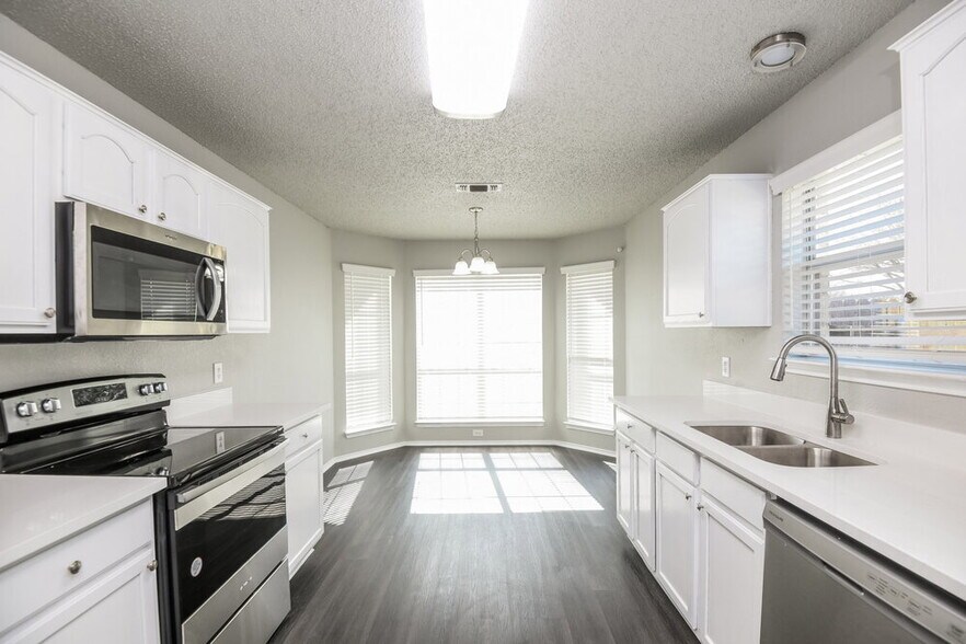 Building Photo - 1121 Sandalwood Dr
